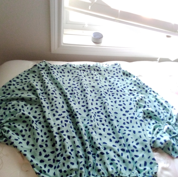 I am selling a patterned blouse top - Picture 2 of 6